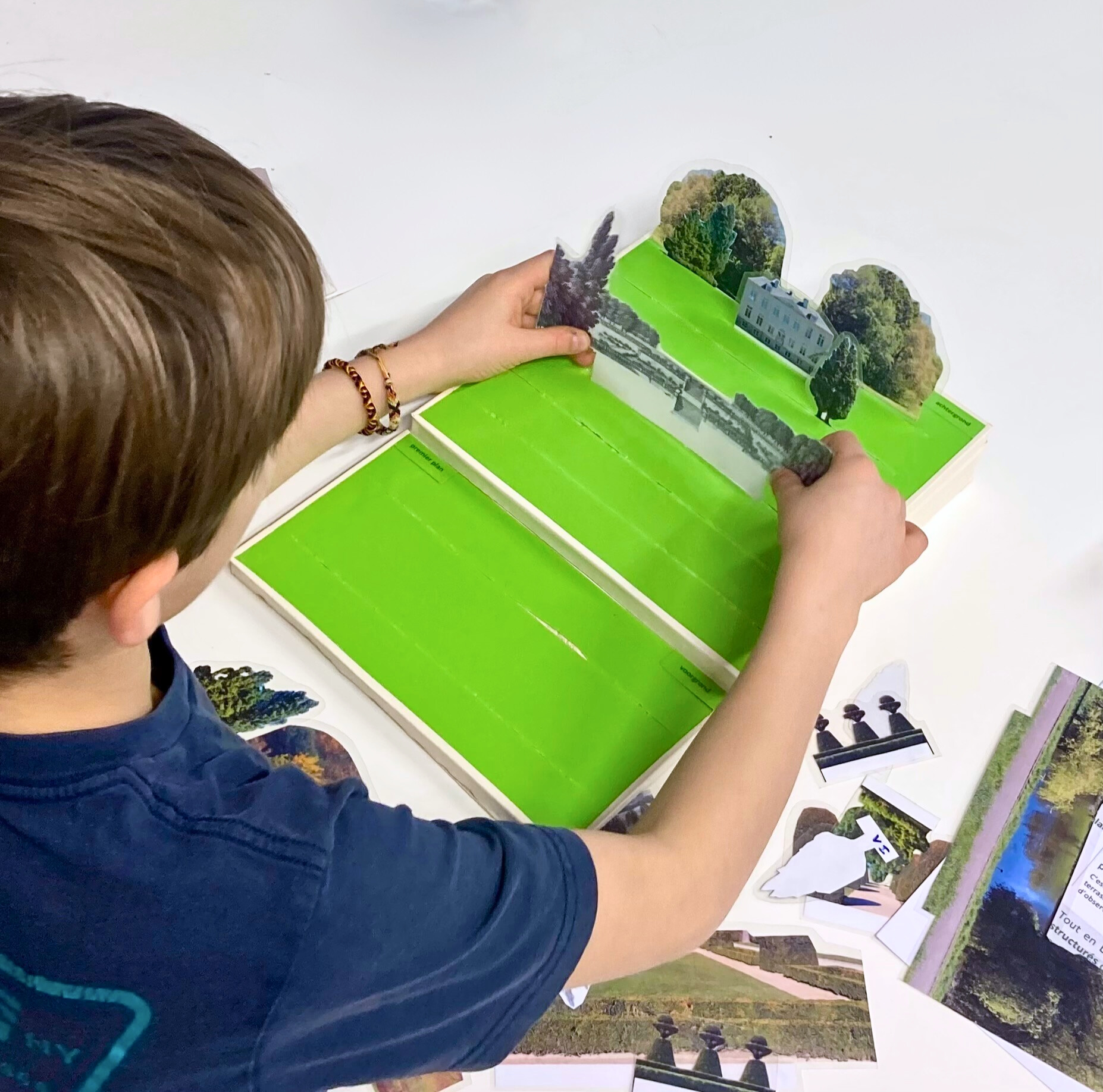 Un enfant qui utilise une maquette de paysage