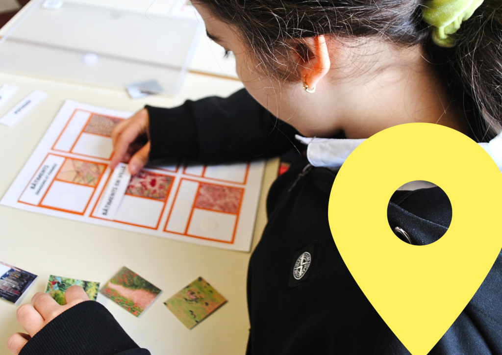 Leerling maakt een oefening met oude kaarten