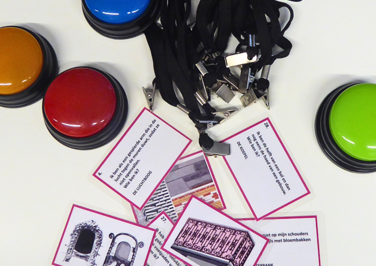 Buzzer en kaartjes met woordenschat en afbeeldingen van architectuurelementen