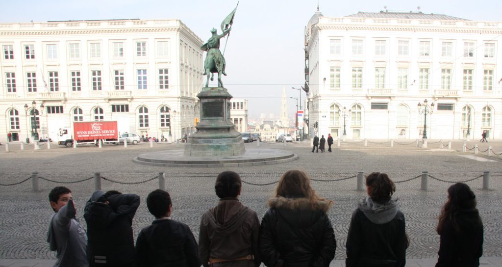 Leerlingen op het Koningsplein voor het standbeeld Godfried van Bouillon